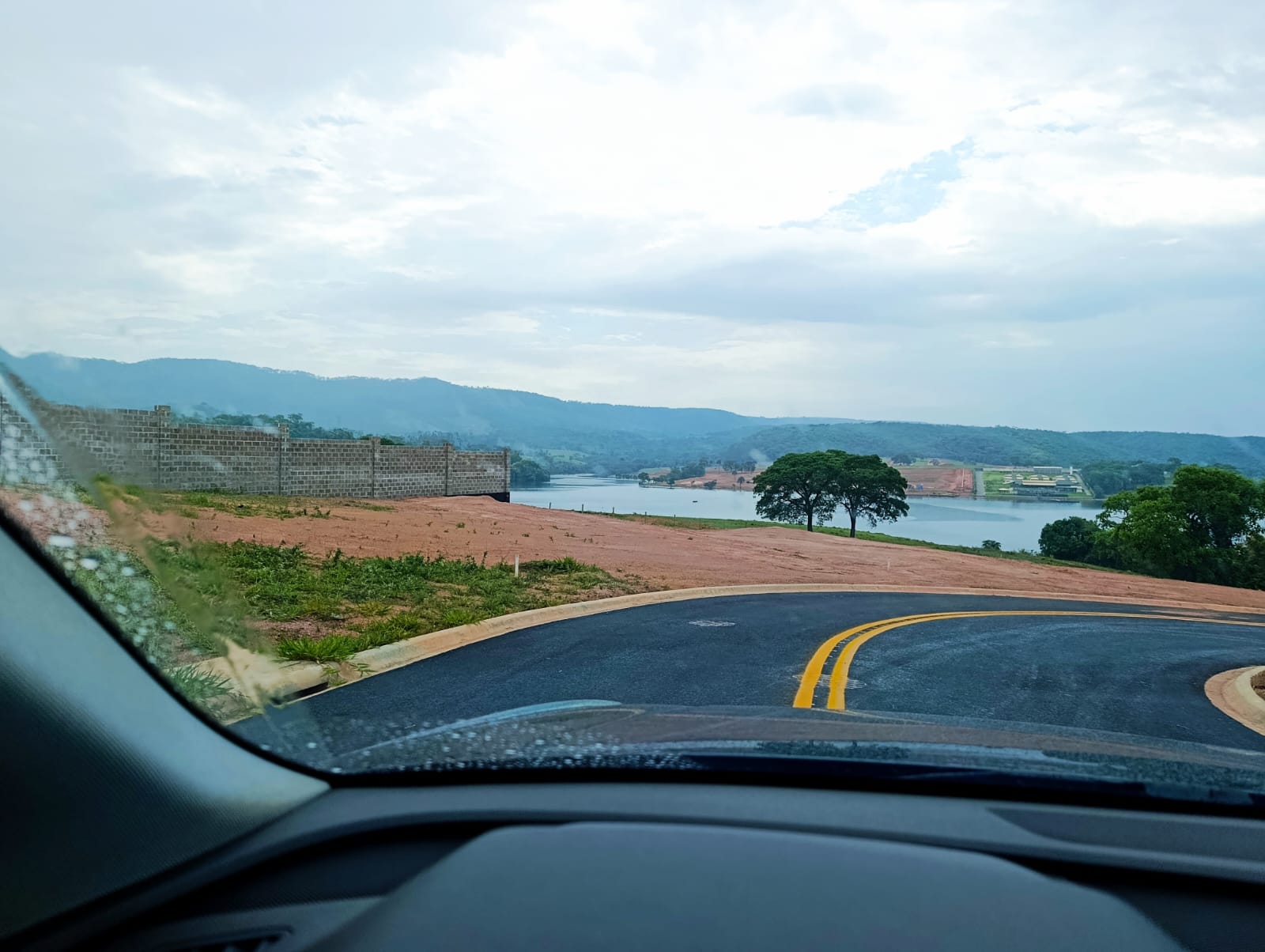 Acesso pavimentado no Angra Residence